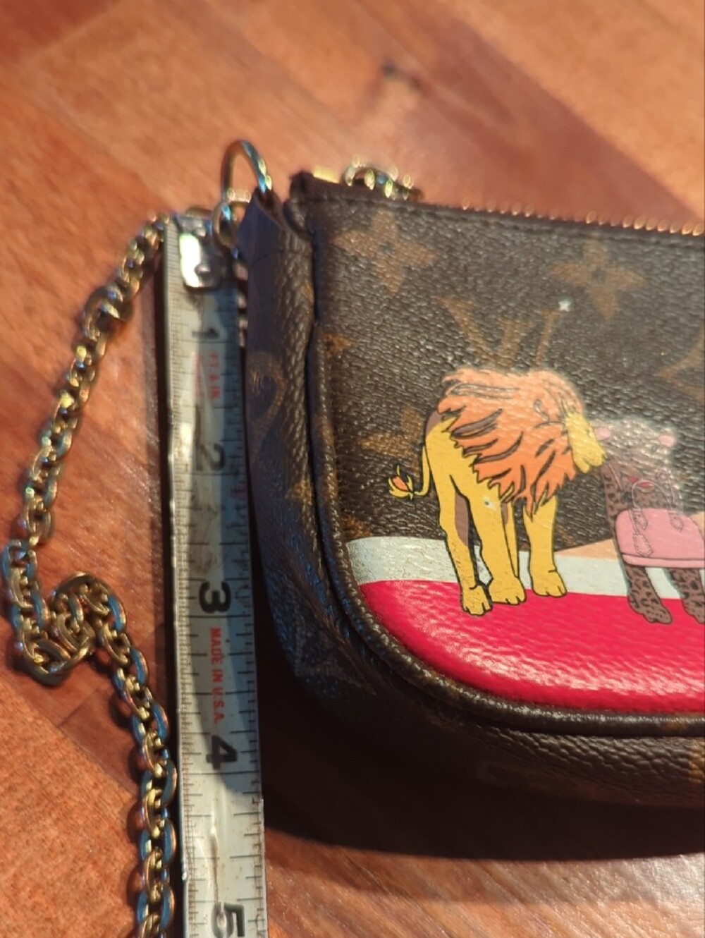 Designer-Inspired Brown Leather Crossbody Bag with Red Accent - Picture 4 of 9